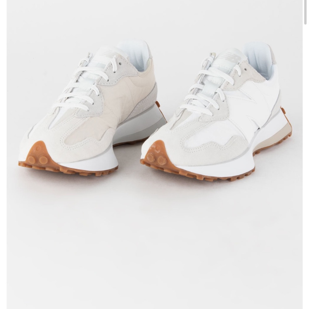 NWT new balance 327 sneakers. Size 7.